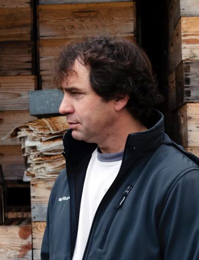 anthony-les-mielees Anthony devant ses ruches