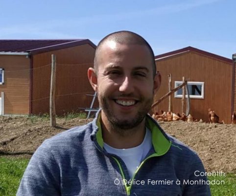 corentin-delice-fermier Corentin devant sa ferme