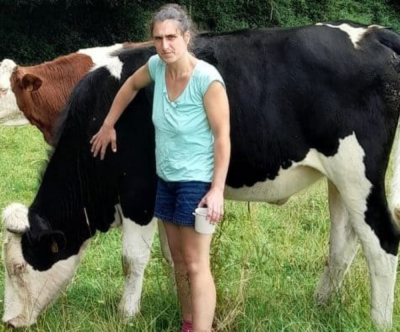 Sandra.Rezeau Ferme de la Grue Saint Martin des Bois Sandra devant une vache à sa ferme